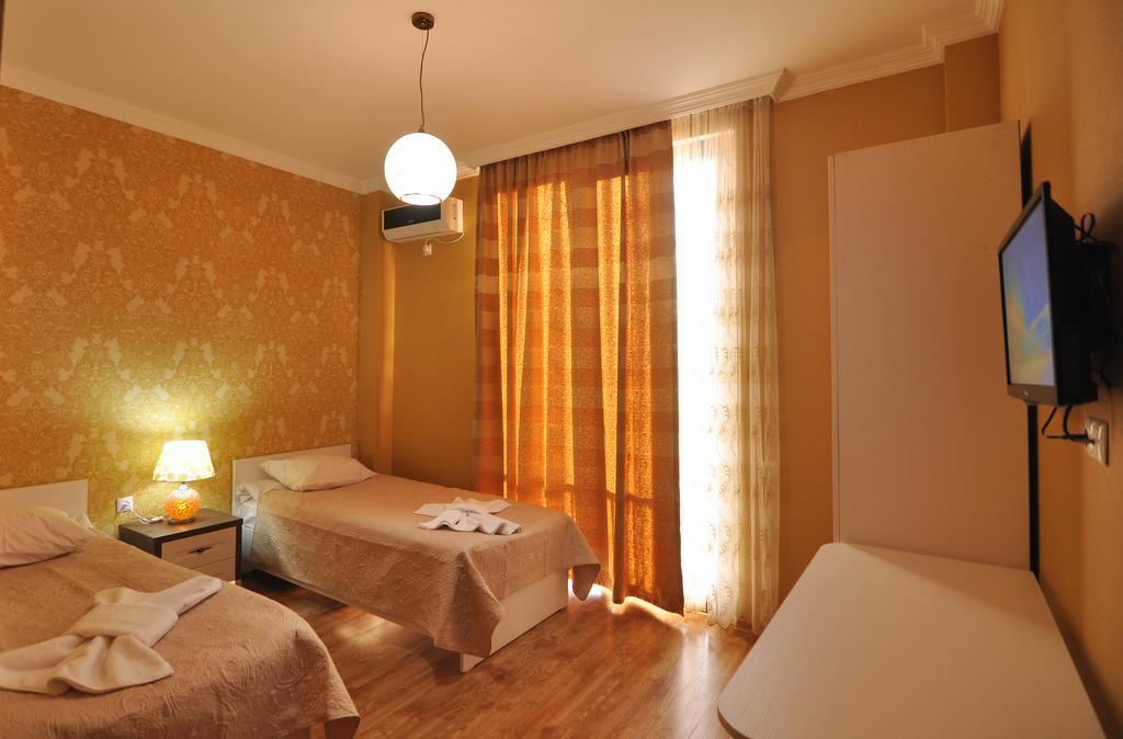 Flamingo Group Hotel Tbilisi Buitenkant foto