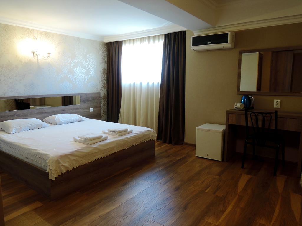Flamingo Group Hotel Tbilisi Buitenkant foto